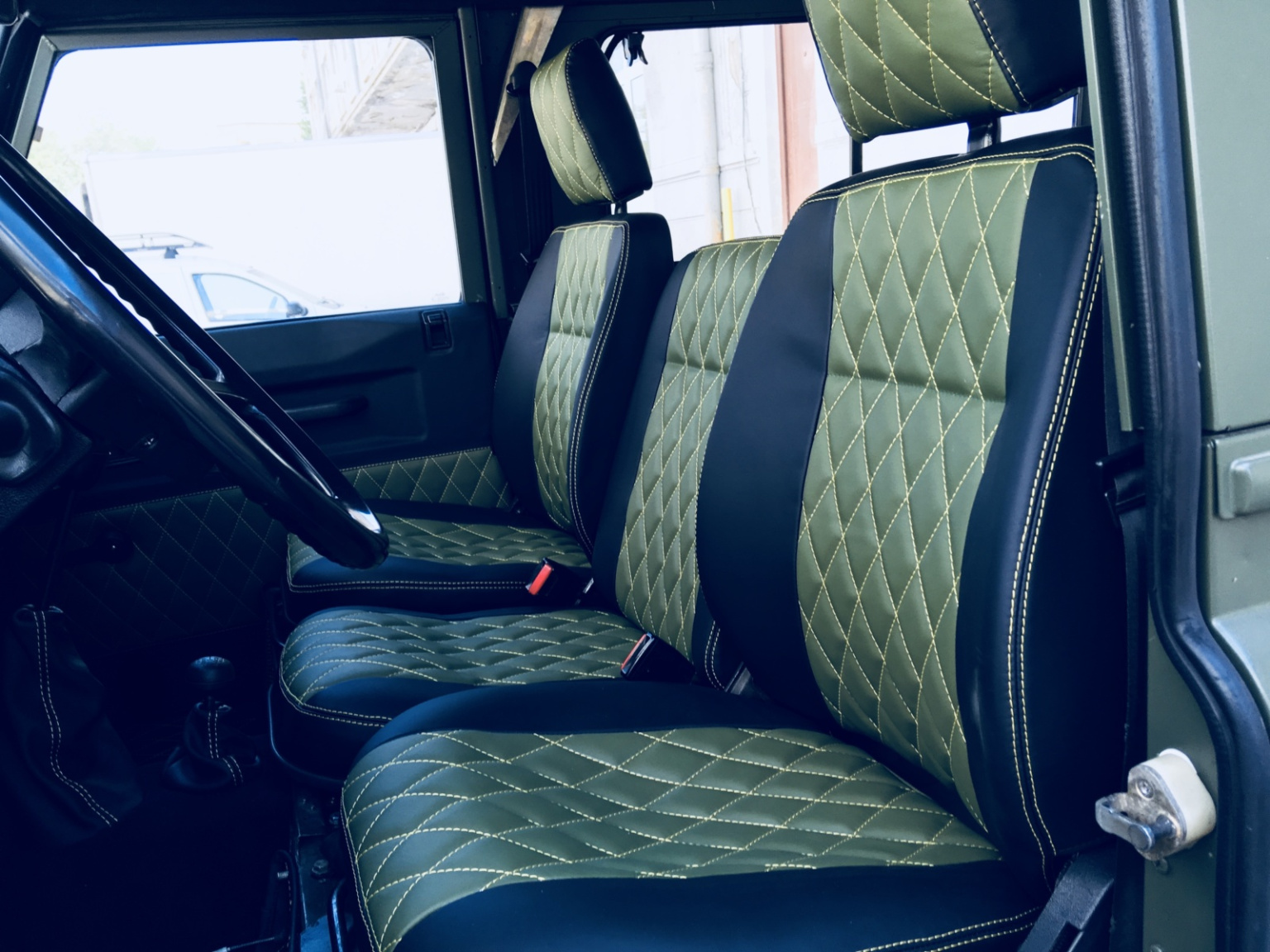 Tapițerie Land Rover Defender realizată în atelierul Ex-Ta Auto