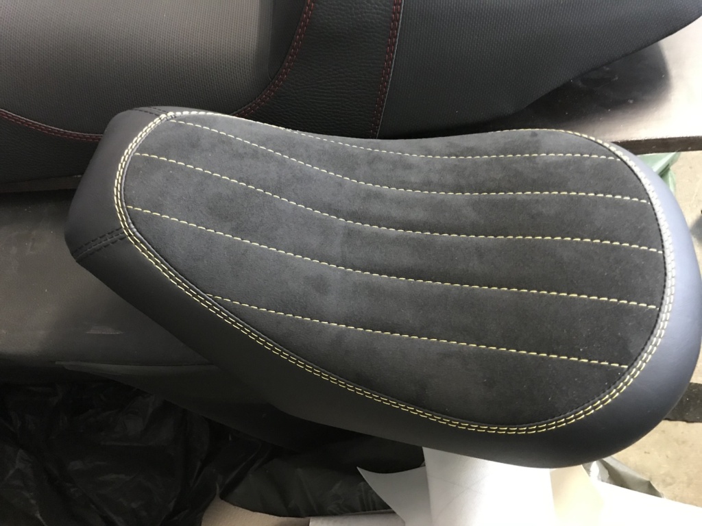 Șa de motocicletă retapițată cu inserție centrală din Alcantara și laterale din piele ecologică
