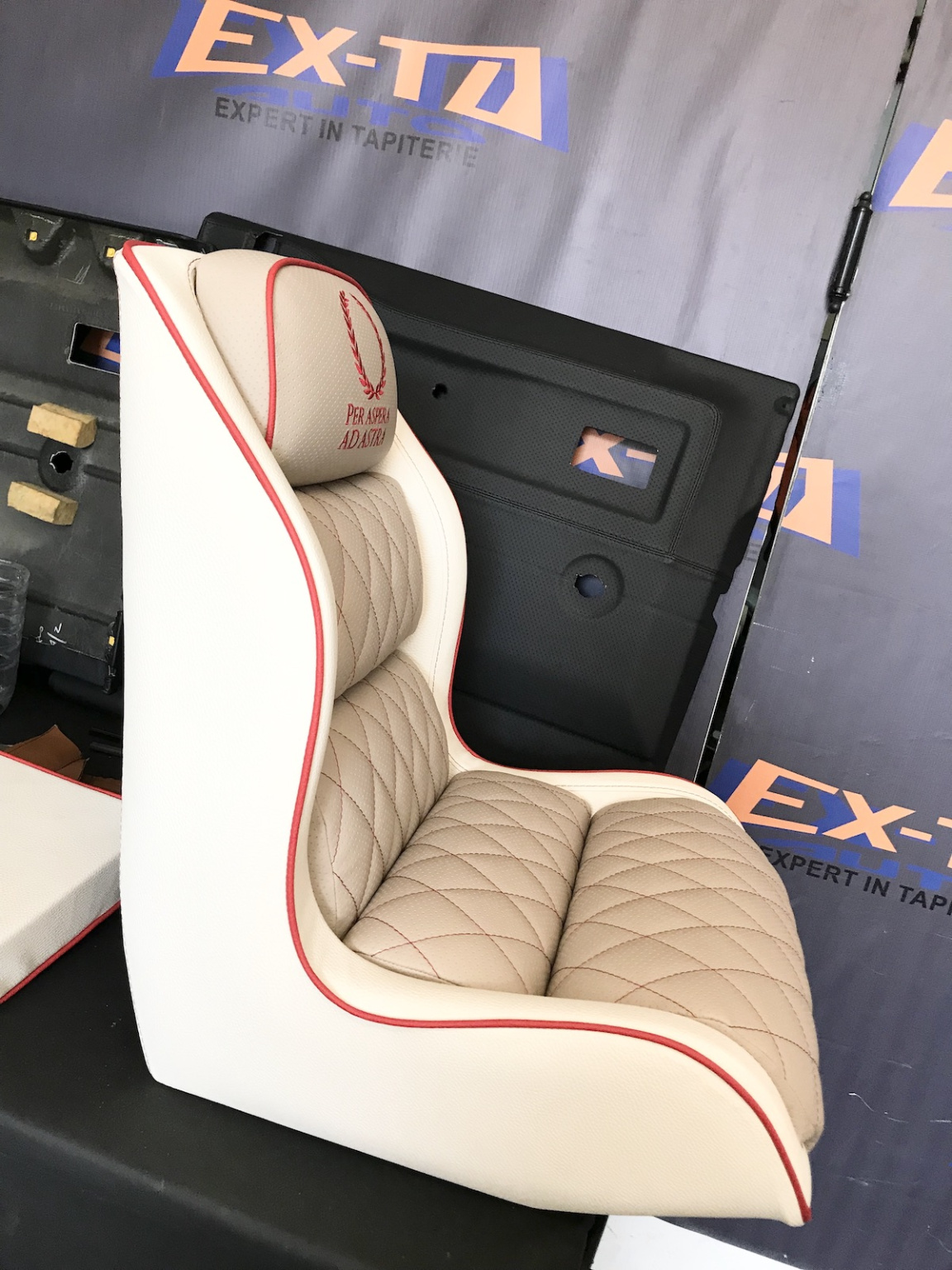 Tapițerie de ambarcațiune realizată de Ex-Ta Auto București