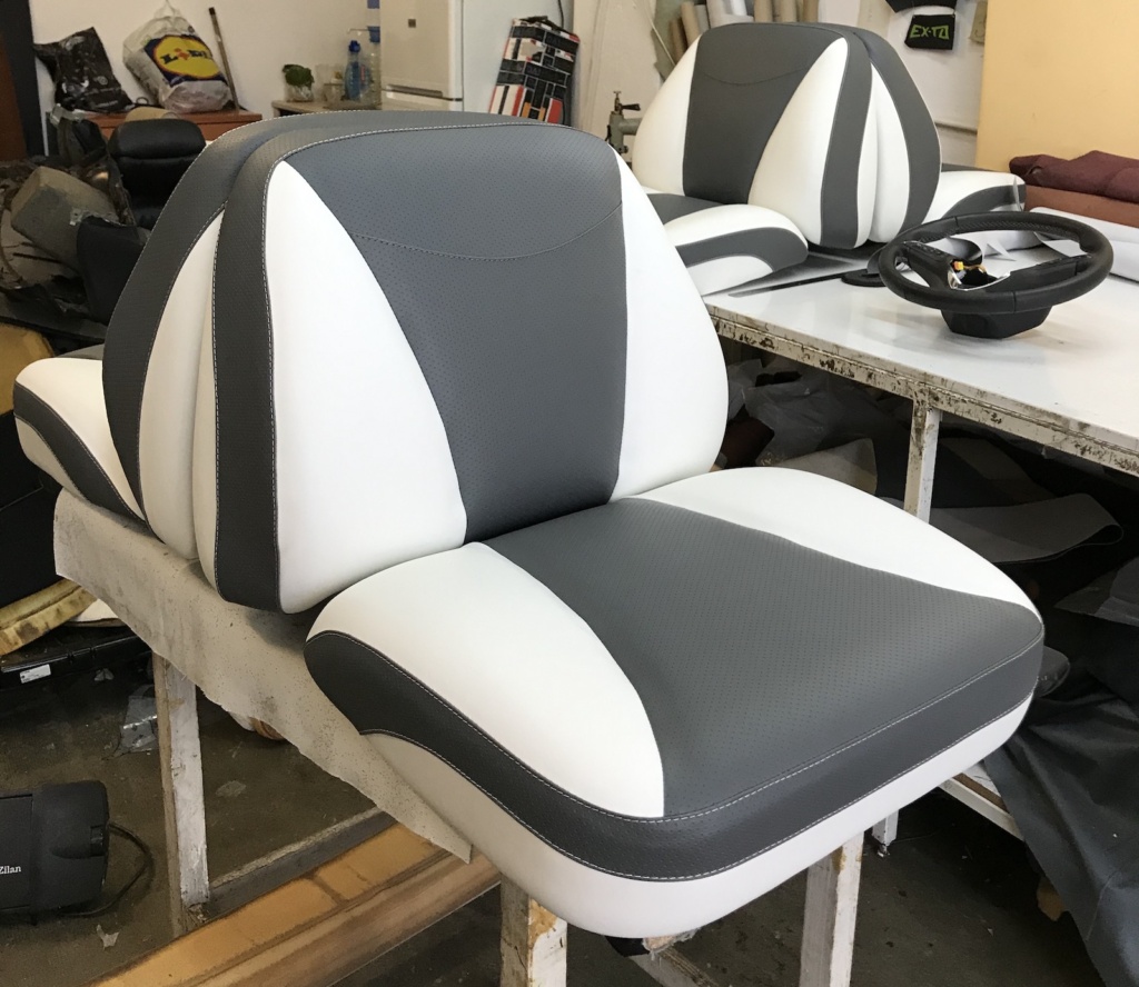 Piele ecologică nautică tratată UV, întinsă pe scaunele unei bărci în atelier