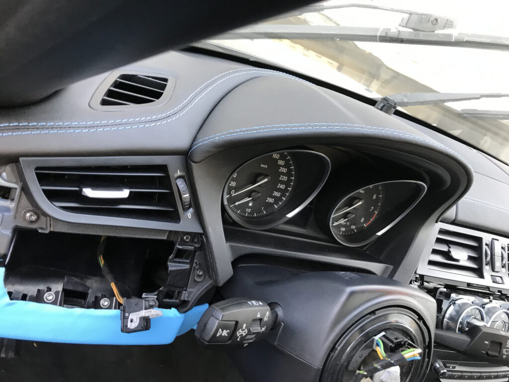 Bord auto și fețe de uși îmbrăcate în piele de Ex-Ta Auto