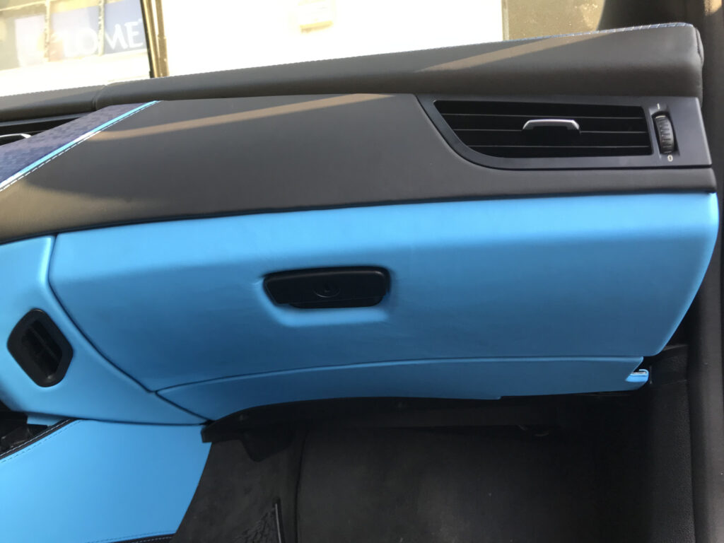 Bord auto și fețe de uși îmbrăcate în piele de Ex-Ta Auto