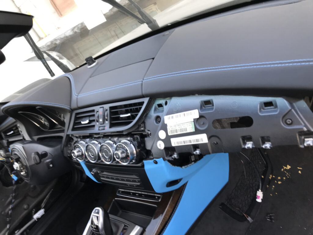 Bord auto și fețe de uși îmbrăcate în piele de Ex-Ta Auto