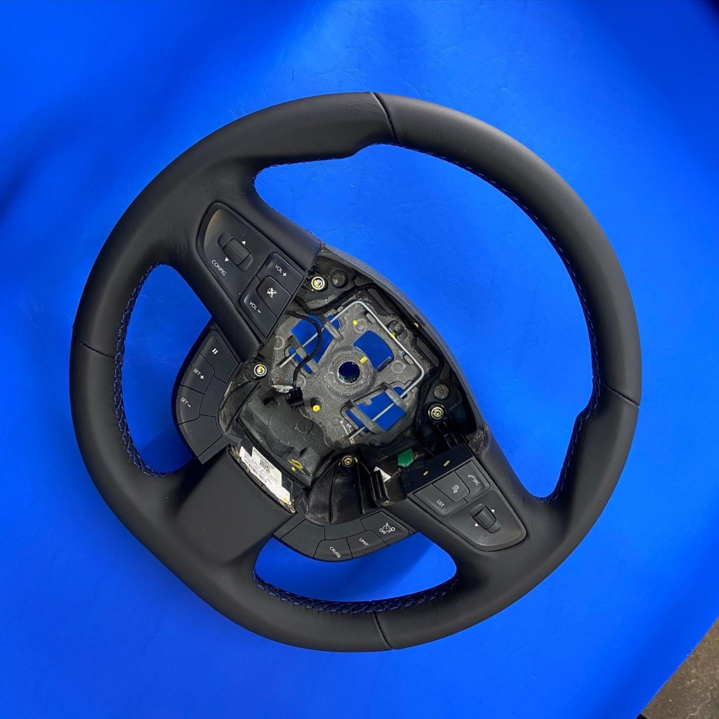Volan auto îmbrăcat în piele la Ex-Ta Auto București