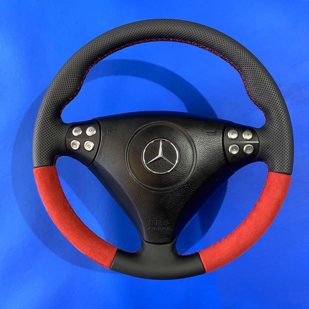 Volan Mercedes îmbrăcat în piele perforată, cu cusătură contrastantă
