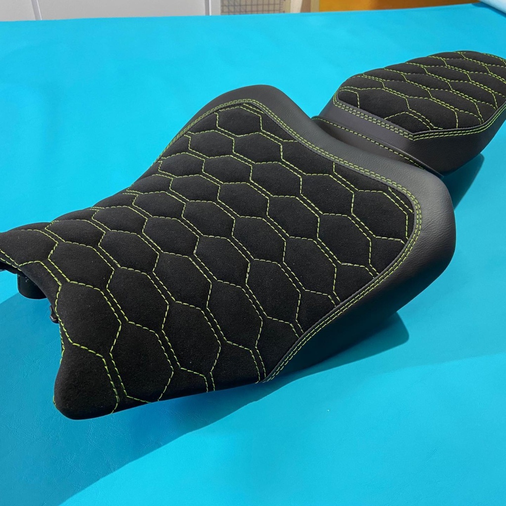 Cusătură hexagon pe piele neagră, cusută pe segment cu spumă dedesubt, detaliu din atelier