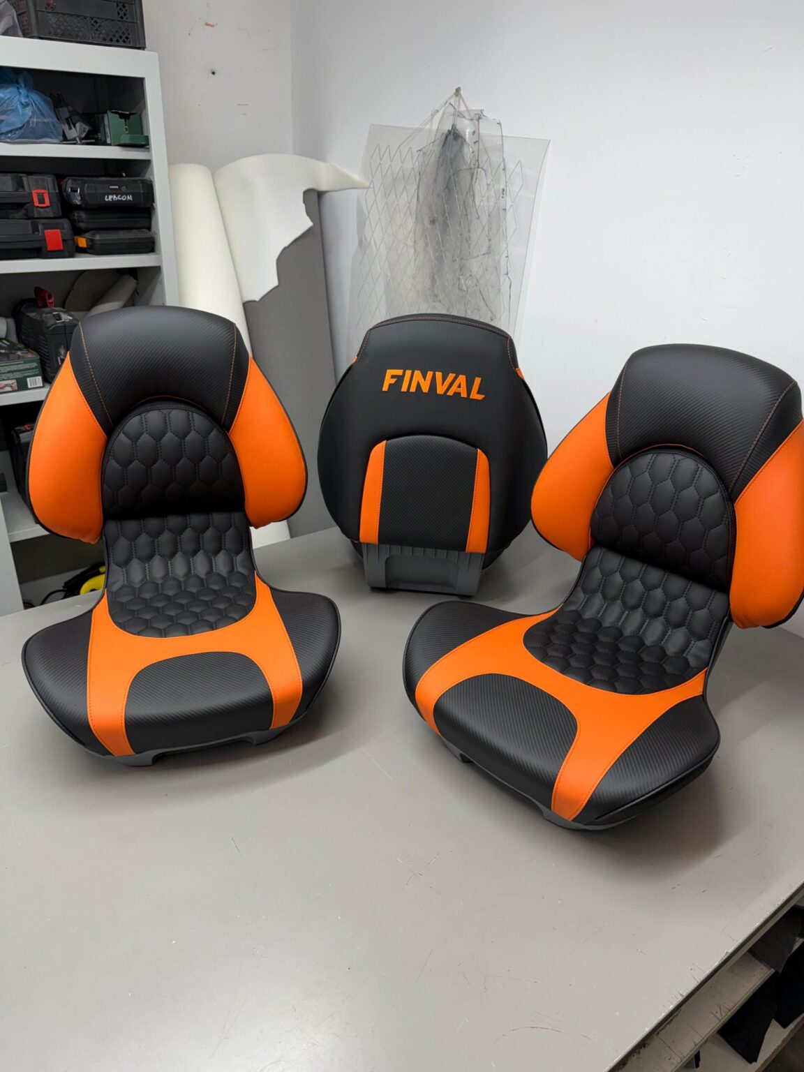 Scaune de barcă refăcute în piele nautică cu cusătură decorativă hexagon