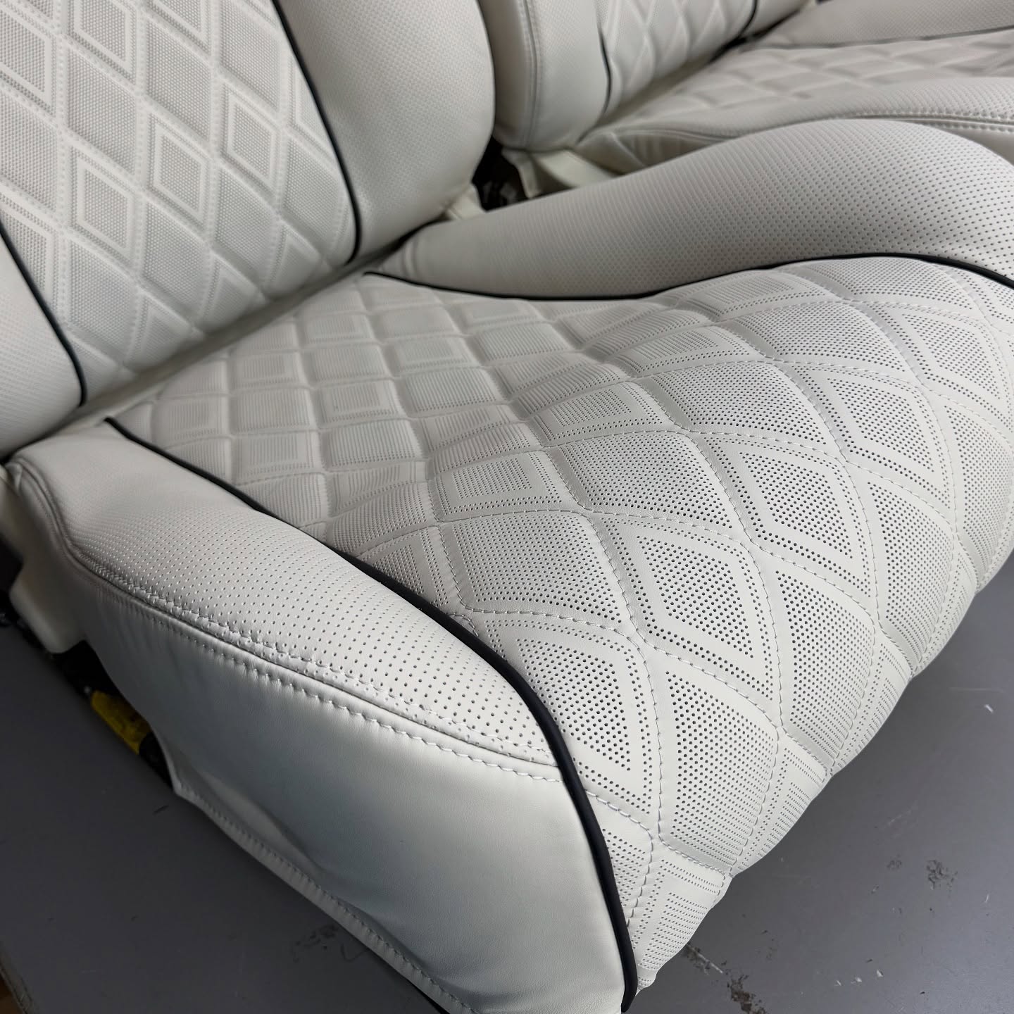 scaun auto perforatie custom