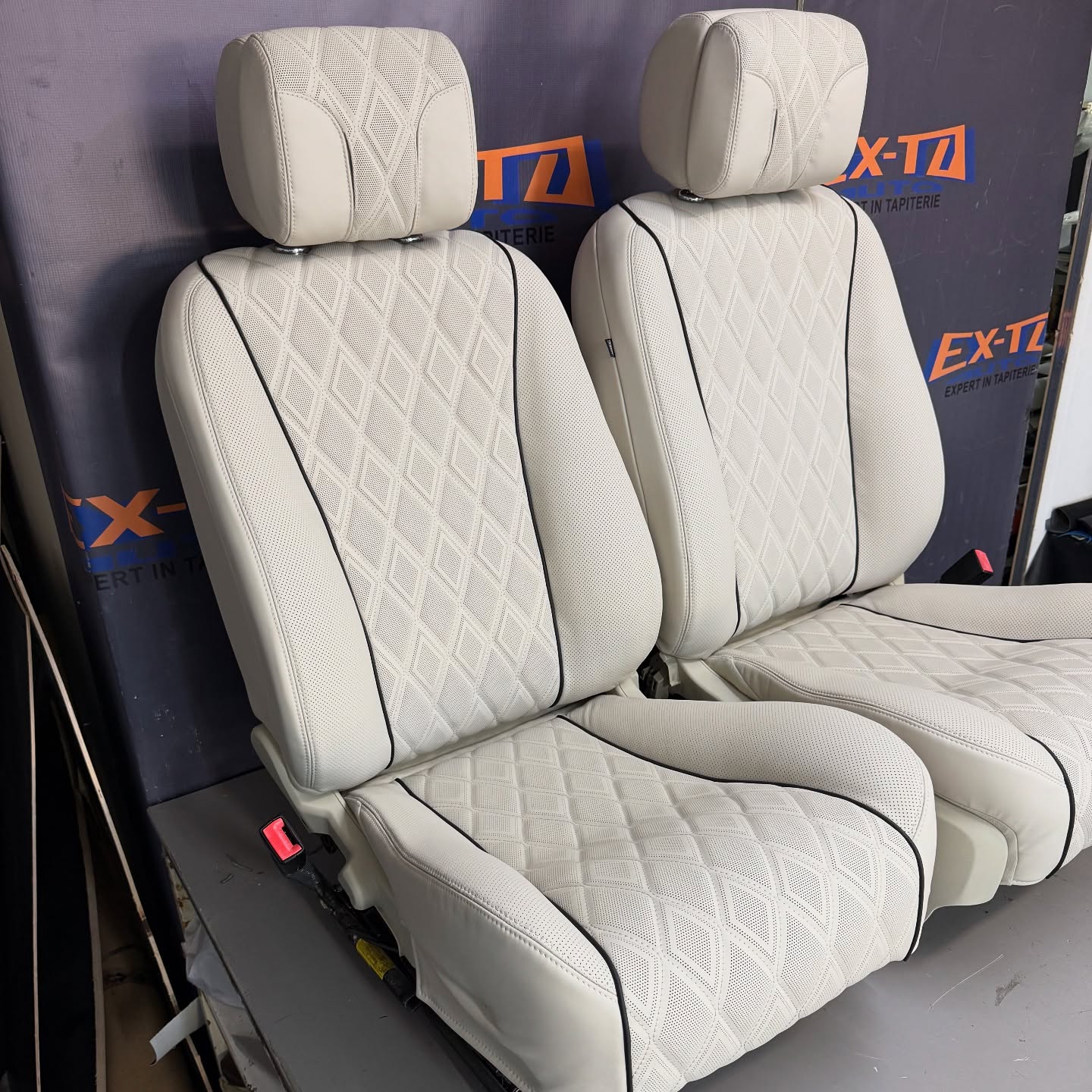 Scaune Jaguar XJ retapițate în piele perforată, cu cusătură romb