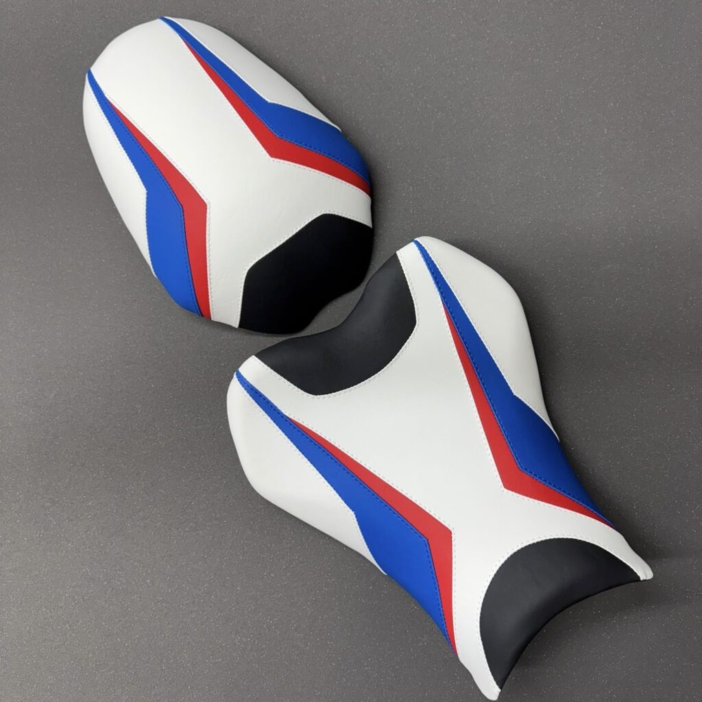 Șa moto Suzuki retapițată în alb, custom