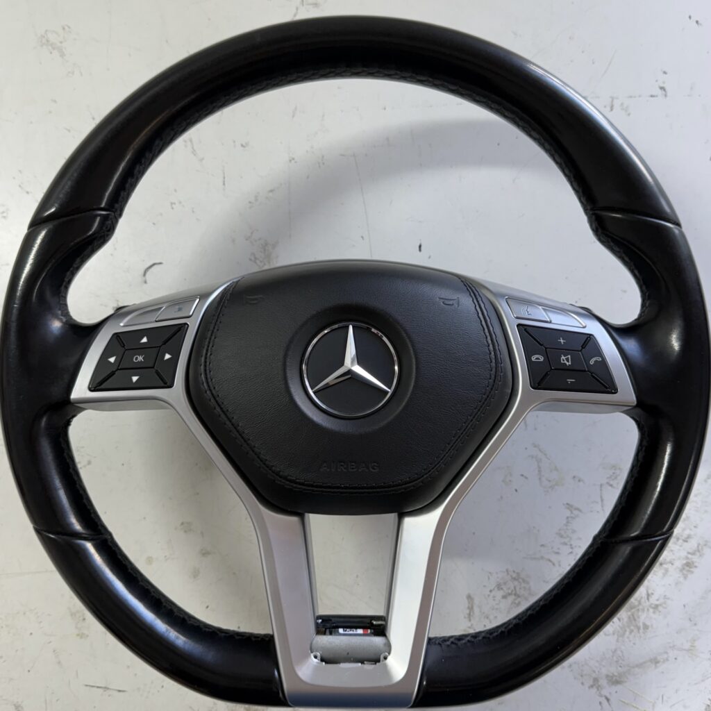 Volan Mercedes înainte de îmbrăcare, cu pielea lucioasă și uzată pe zonele de prindere