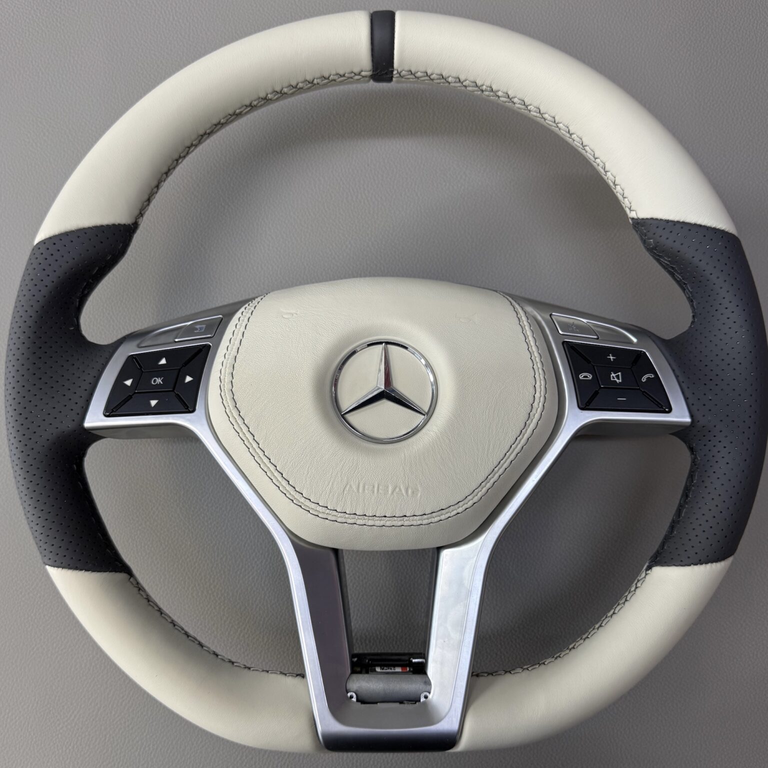 Volan Mercedes retapițat în piele bicoloră, lucrare finalizată Ex-Ta Auto