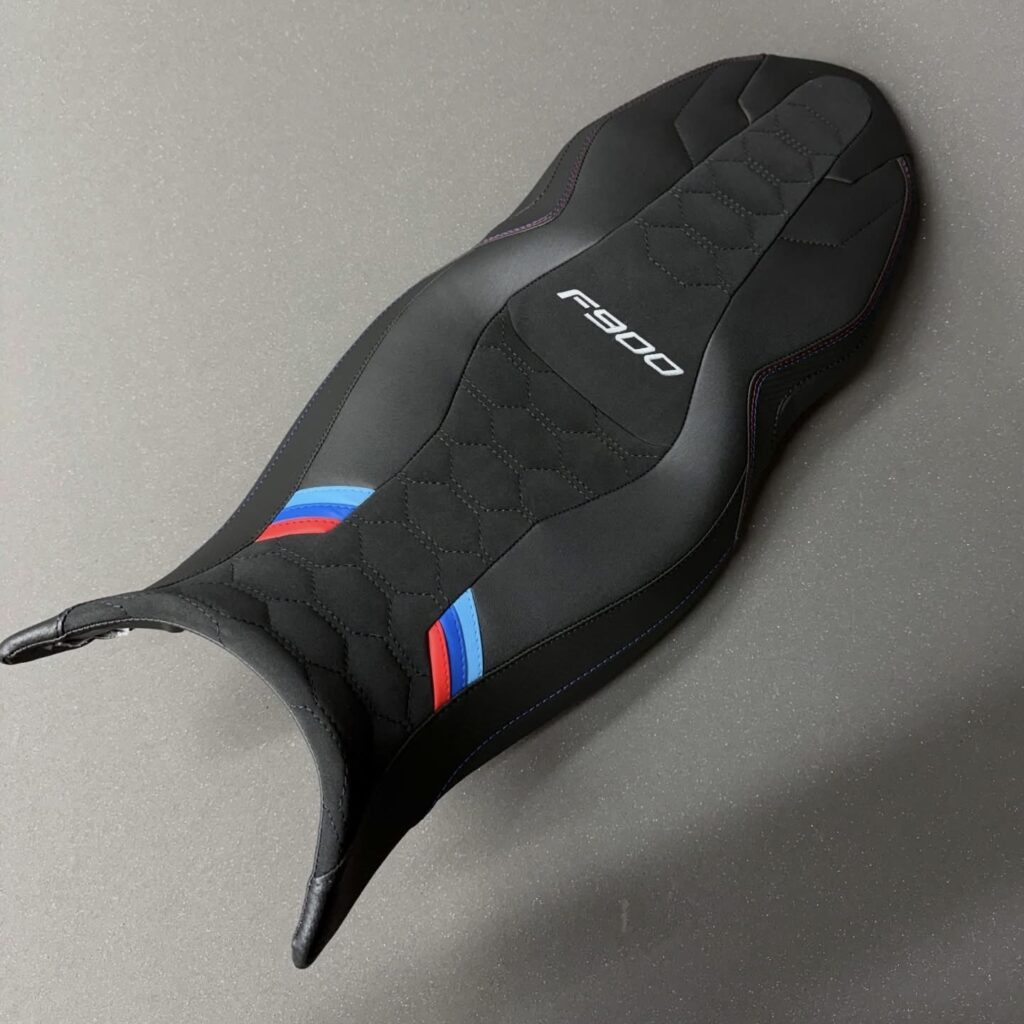 Șa moto BMW F900 modificată în atelier