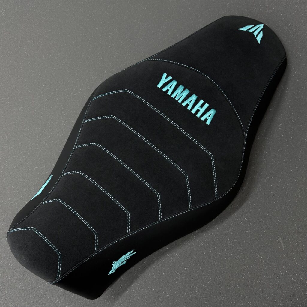 Șa moto Yamaha retapițată, cu broderie pe segmentul din spate