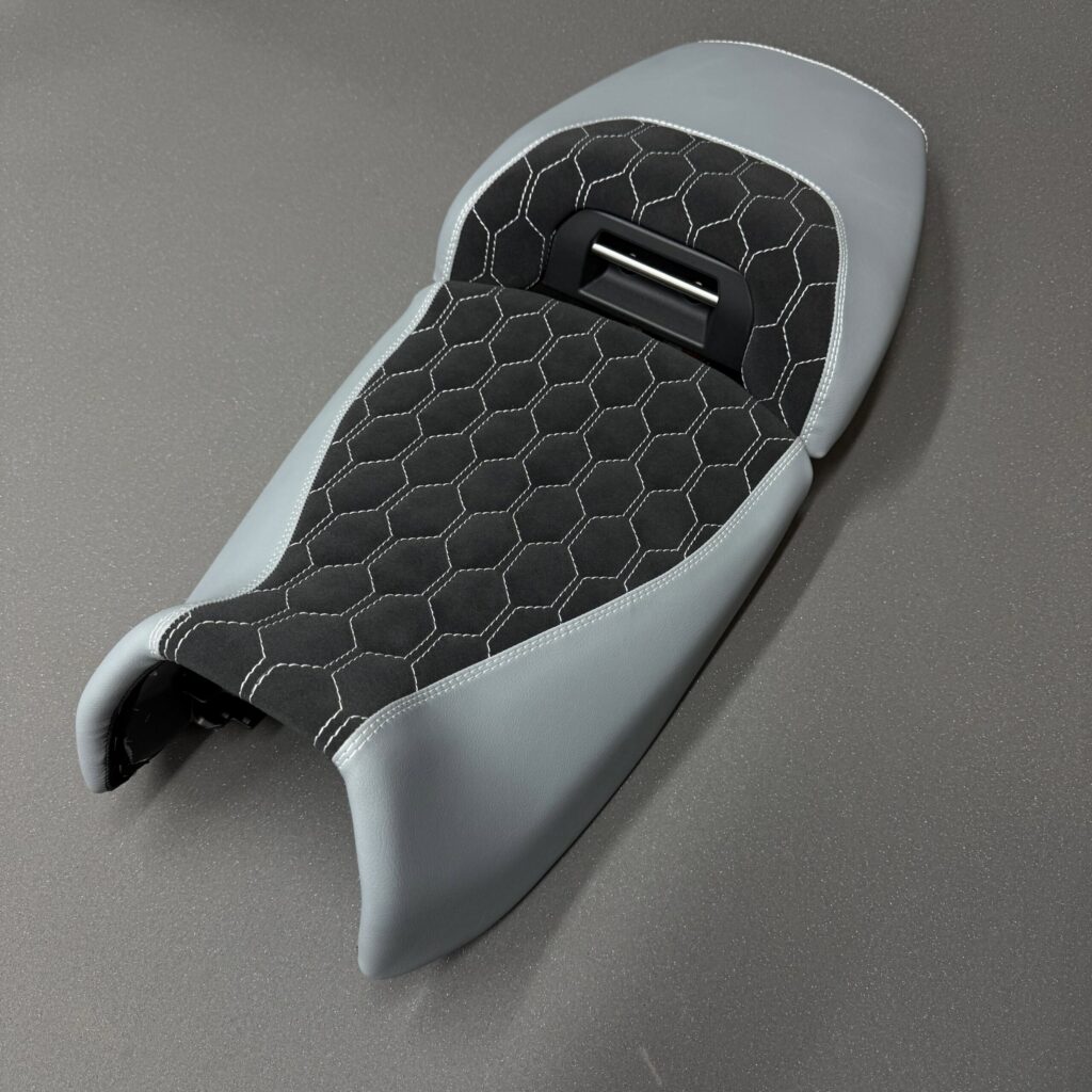 tapiterie sei moto BMW GS, cusatura hexagon