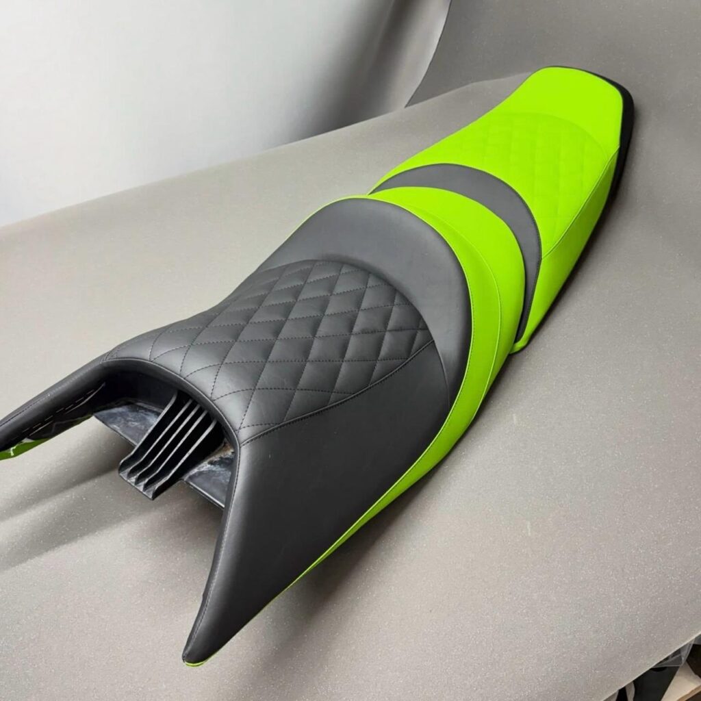 Șa moto Kawasaki în piele gri antracit, cu cusătură romb și inserții verde neon