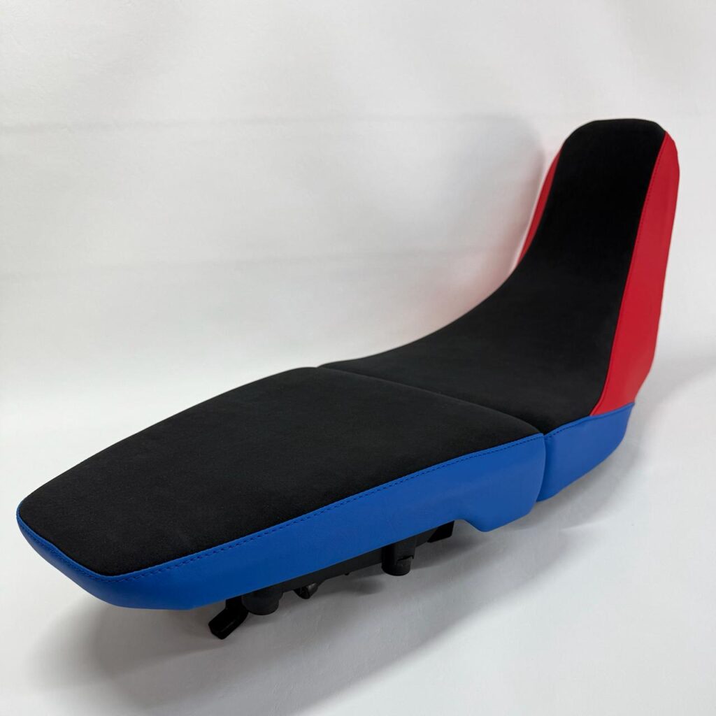 Șa moto retapițată în Alcantara neagră, cu laterale roșu și albastru