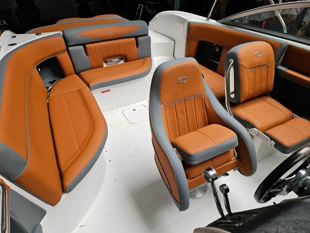 Cockpit de șalupă retapițat integral în piele portocaliu-coniac cu gri