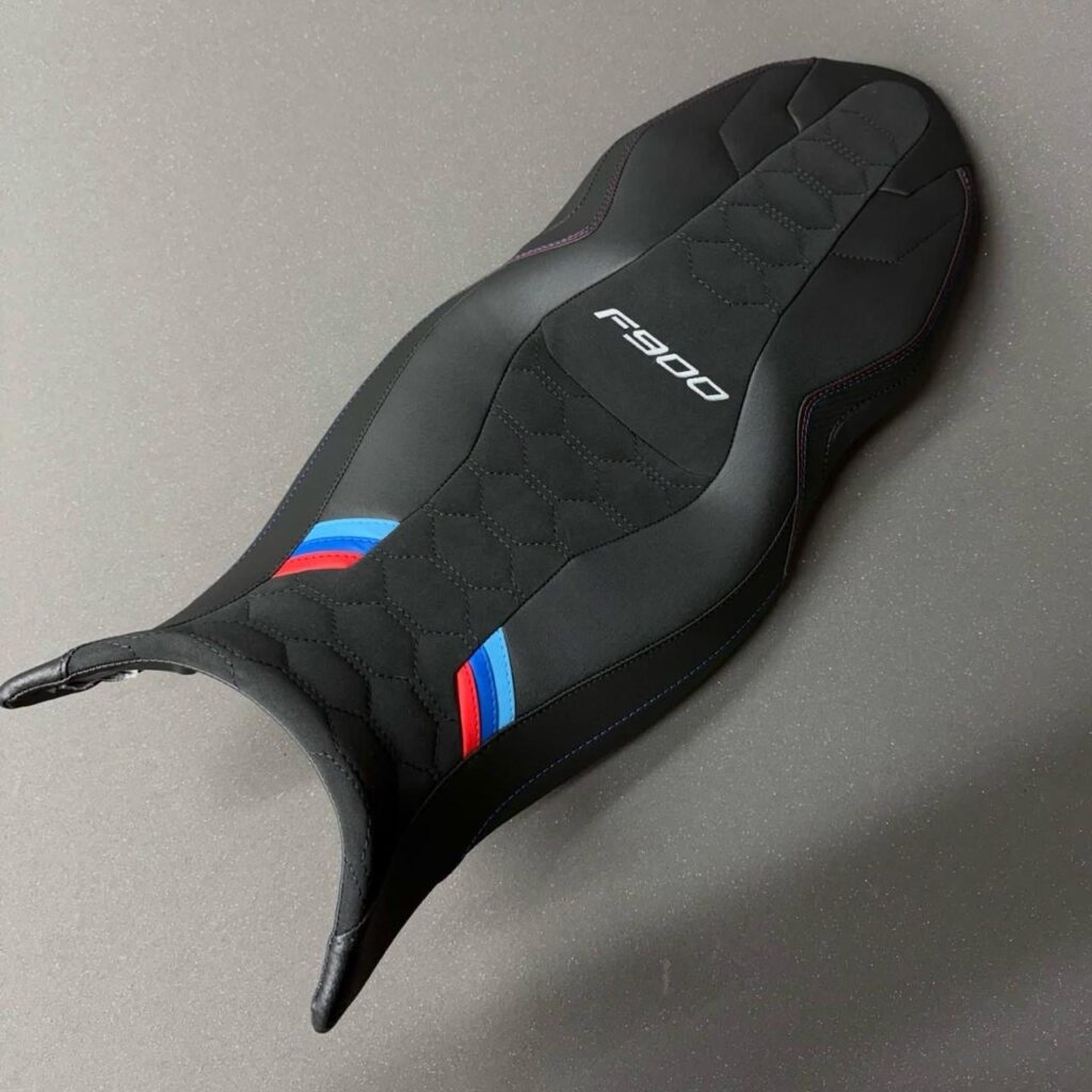 Șa BMW F900 retapițată, cu cusătură hexagon și broderie F900