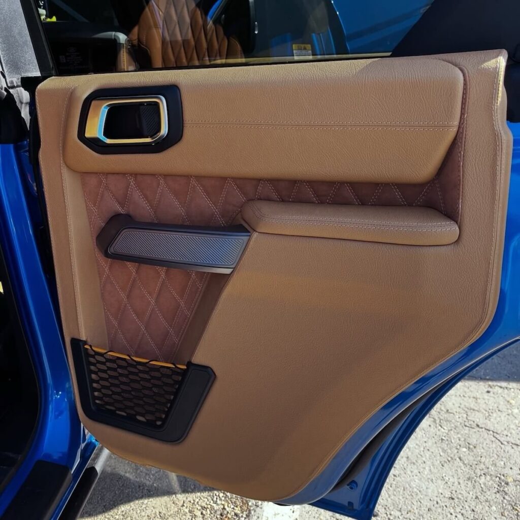 Față de ușă Ford Bronco îmbrăcată în piele coniac, cu inserție matlasată