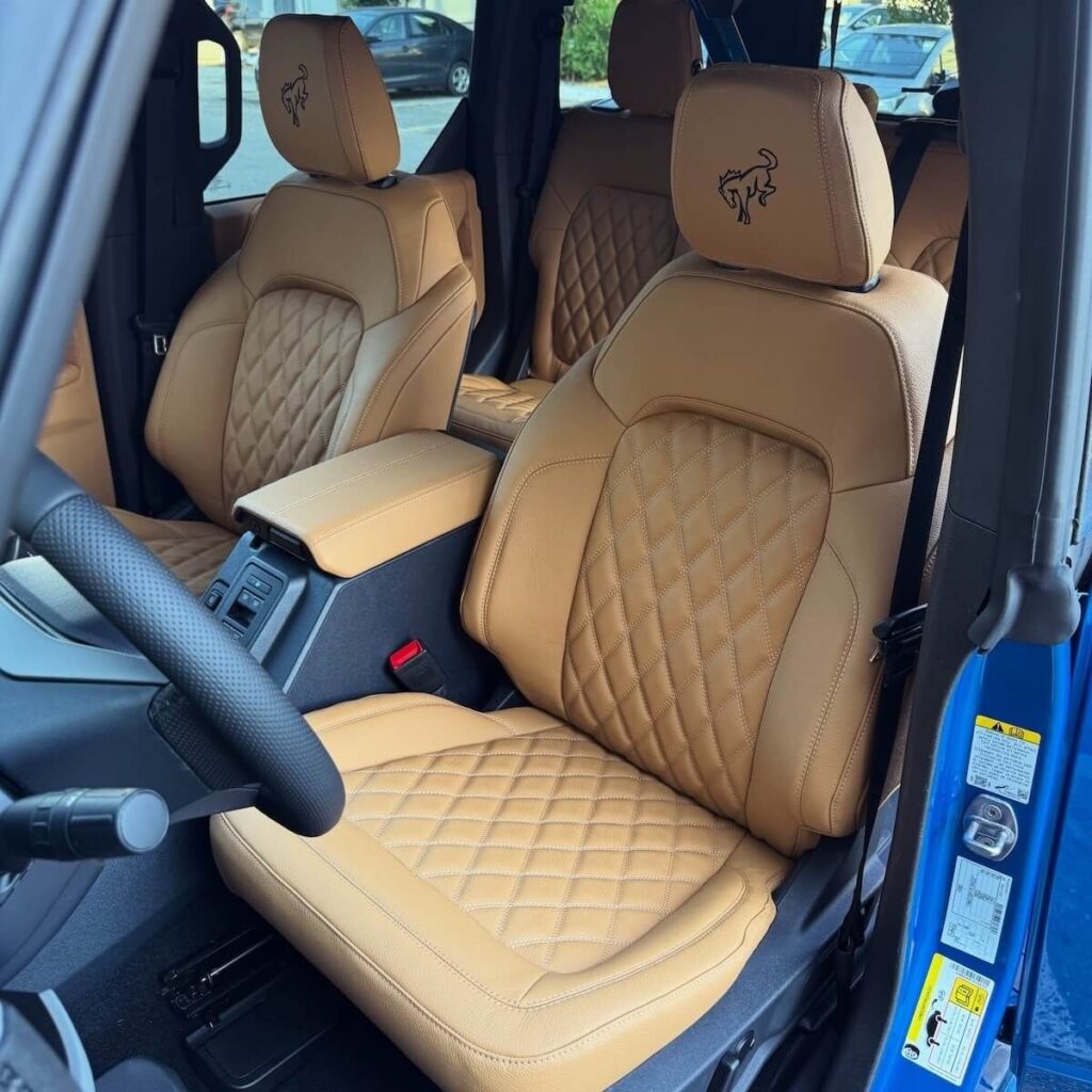 Scaune față Ford Bronco în piele coniac, matlasate romb, cu logo brodat