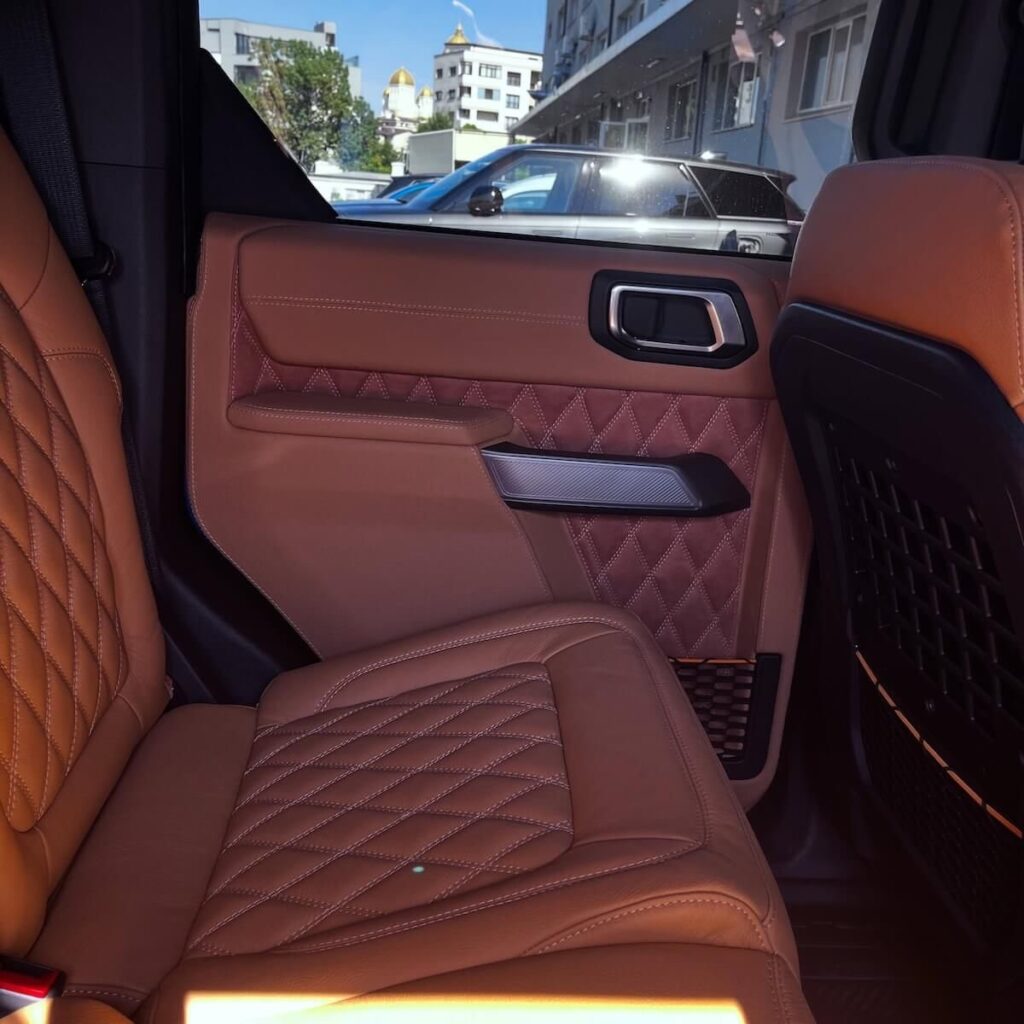 Ușa spate și bancheta Ford Bronco, tapițerie din piele coniac