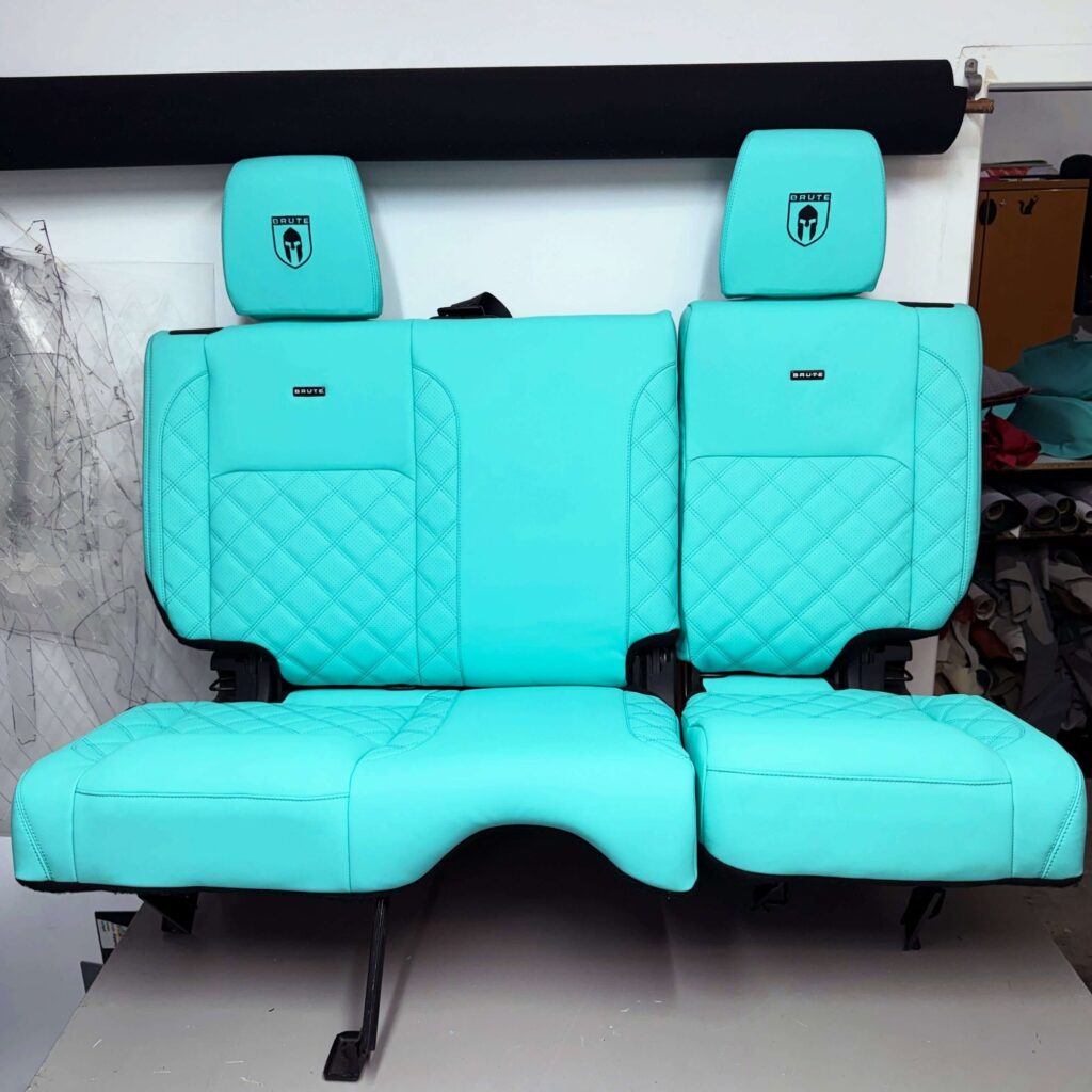 Banchetă spate Jeep Wrangler JK refăcută la comandă în piele Tiffany blue