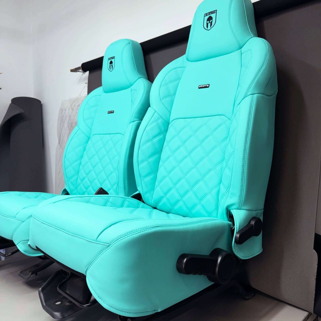 Detaliu de cusătură romb pe scaunul Jeep Wrangler JK, piele Tiffany blue