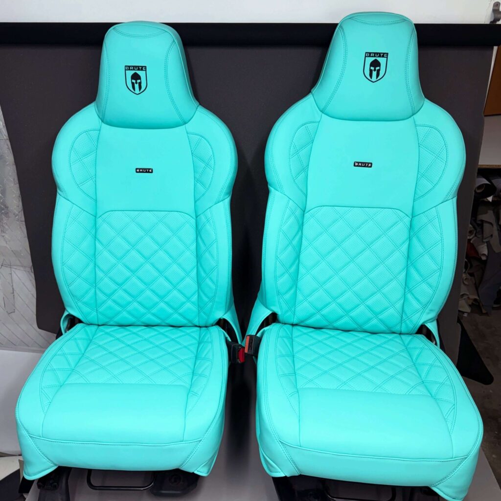 Scaune față Jeep Wrangler JK îmbrăcate în piele Tiffany blue, cusătură romb