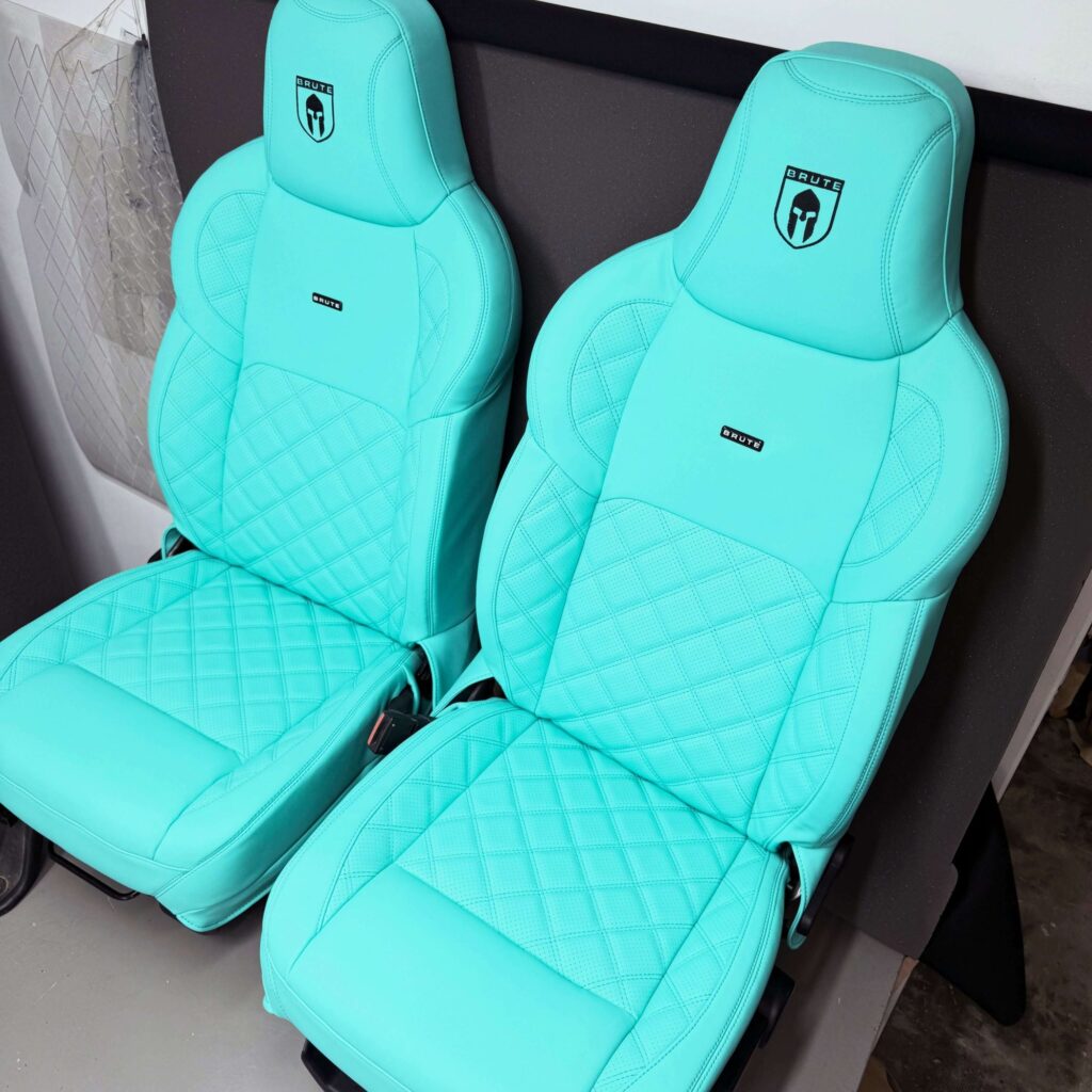 Scaunele din față ale Jeep Wrangler JK, retapițate în piele turcoaz